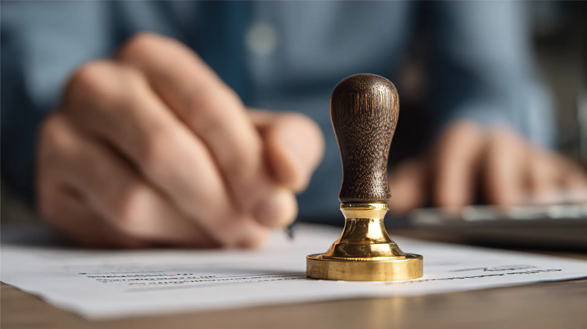 Notariële stempel op een officieel document, met een hand die ernaast tekent